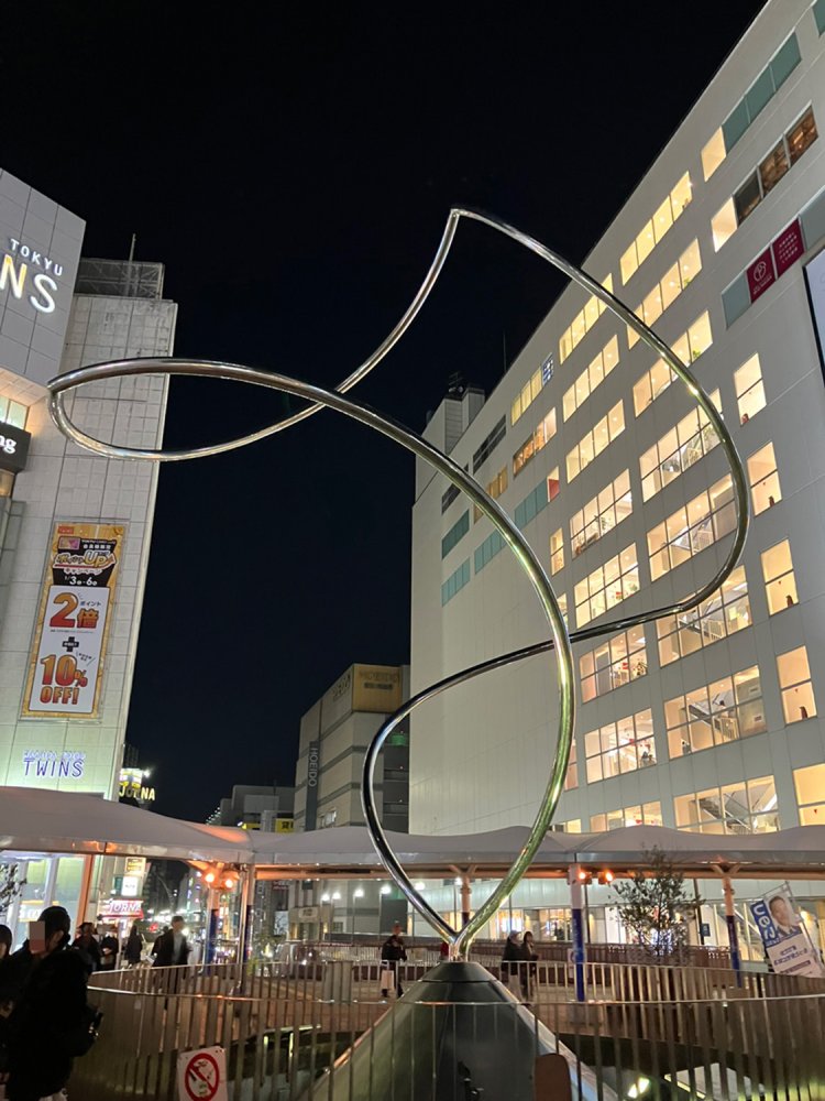 ピンクリボン月間や年末年始などは、カラー照明で照らされるという。