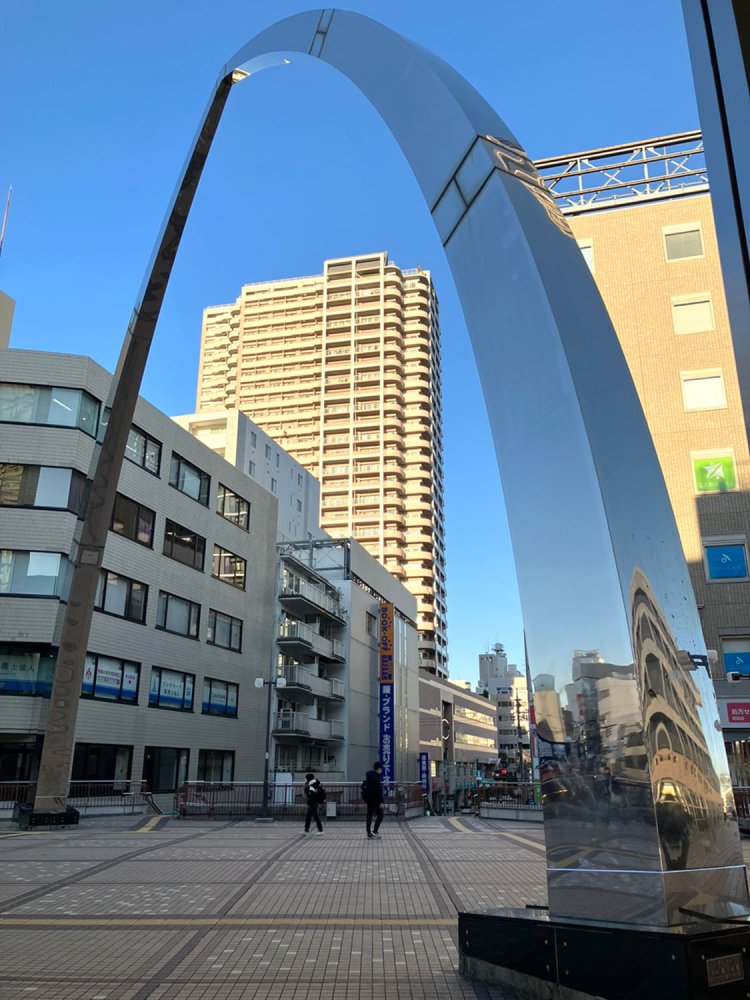 ペデストリアンデッキの下を通る町田駅前通りを車で走っていると、「町田の中心地に入るな」と思わされる巨大なゲートでもある。