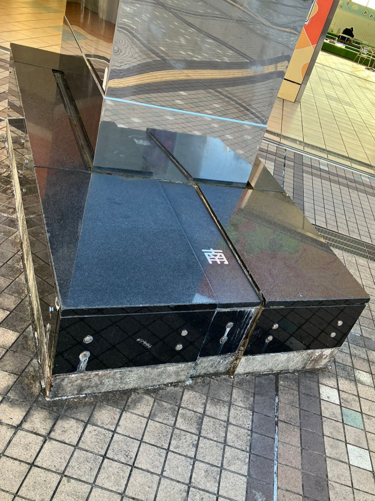 それぞれの根元に北・南の表示があり、方位磁針としても役立つ。