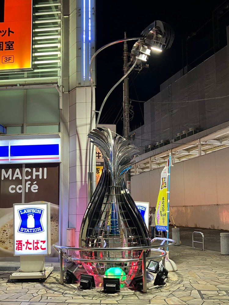 夜のメタルミョウガ。ミョウガ色を含め七色に彩られる。