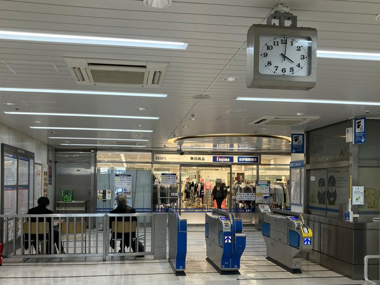 ホームから何も考えずに上りエスカレーターに乗ると、そこは『小田急百貨店 町田店』。改札横には椅子もあるため、待ち合わせ場所としても適しているように思う。