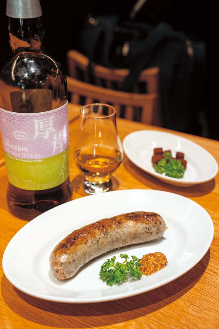厚岸ブレンデッドウイスキー穀雨のシングルをトワイスアップで3180円。ハーブガーリックソーセージ880円やウイスキーチョコレート580円とともに。希少なウイスキーも多く、売り切れになる場合も。