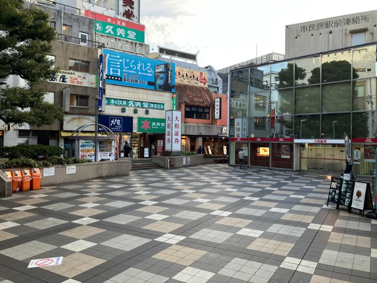 駅前に広々としたスペースが設けられている。