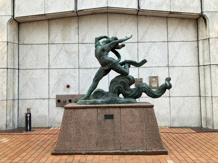 町田東急ツインズのFacebook投稿によれば、東急ツインズの前身である「まちだ東急百貨店」が1980年にオープンした際に、文化的な街になるよう設置されたものだという。