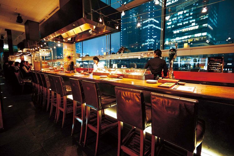 控えめにともした照明が、夜のきらめきを浮き彫りに。