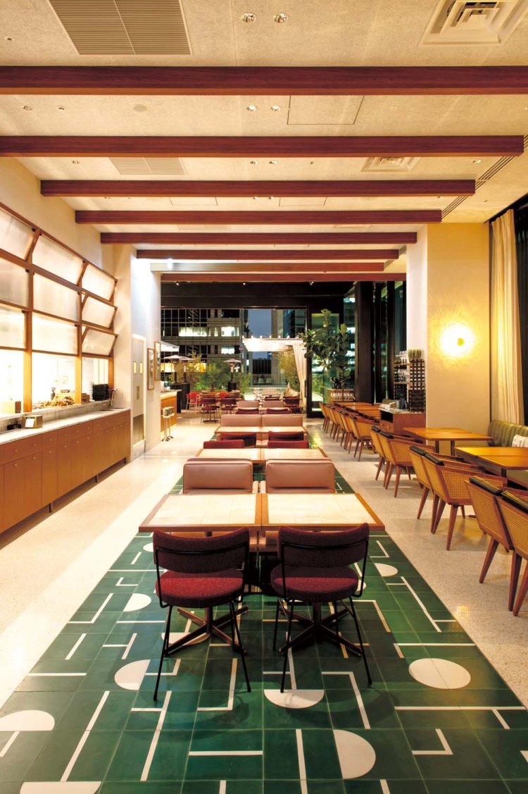 オープンキッチンのあるダイニングフロアは躍動感に満ちている。