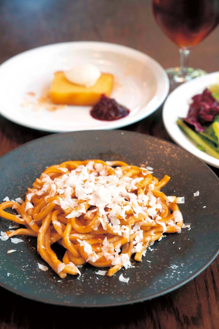 ランチにはサラダとドリンク、デザートがセット。