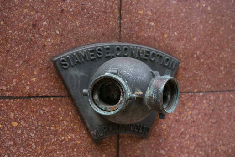 在りし日の横濱ビルで活躍中の扇形送水口。2022年の解体時に救出し、現在は博物館に展示。