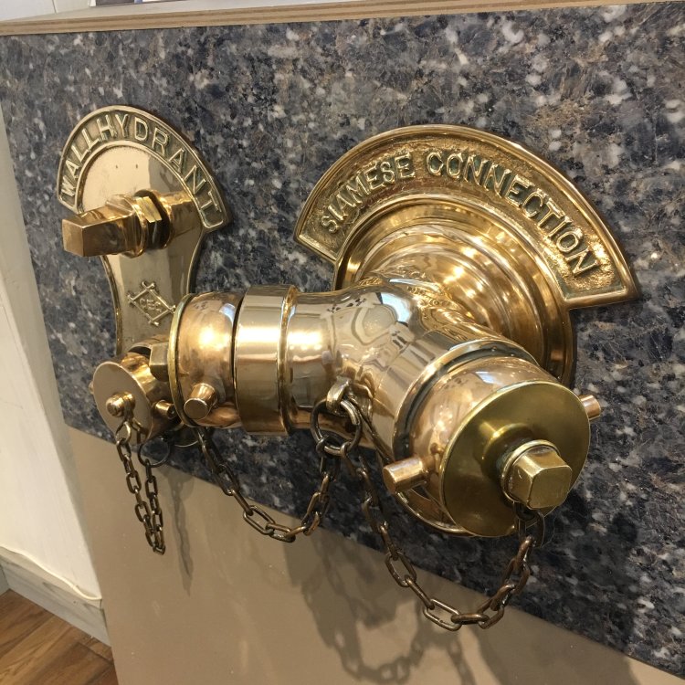 旧ブリヂストン美術館から救出した送水口。『送水口博物館』設立の大きなきっかけともなった。