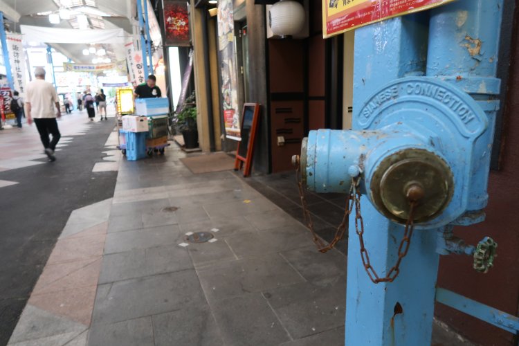 アーケードに昔ながらの送水口というレアな光景。四日市一番商店街にて。