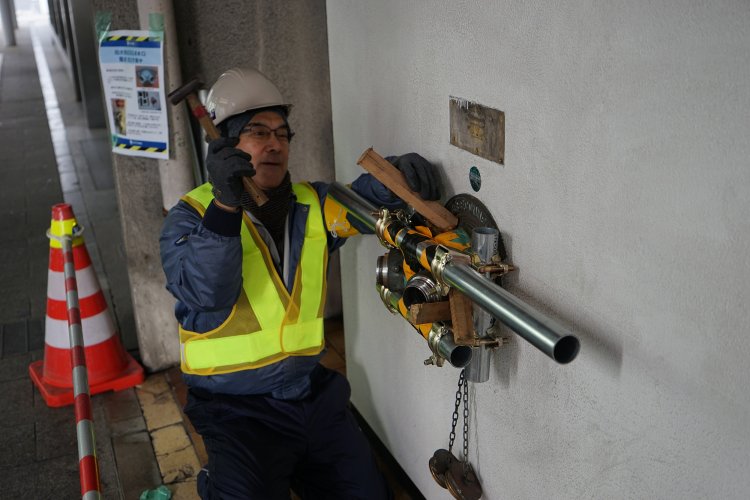 村上館長自ら現地へ出向き、送水口の救出作業を行う。