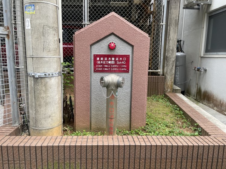 三角屋根の擁壁が特徴的な、沖縄の小屋形装飾送水口。（写真：佐々木あやこ）