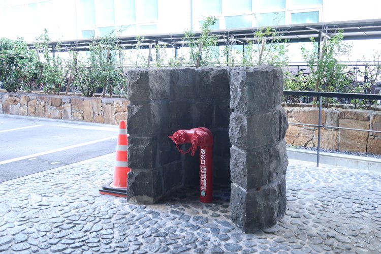 砦のような壁に護られた、真っ赤な送水口。香川県庁舎にて。