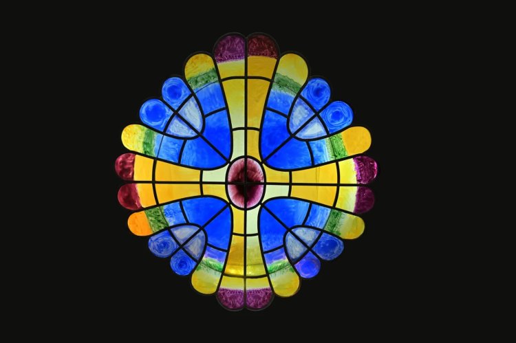 ステンドグラス（青色）（クリプタ・グエル） ステンドグラス／1914〜1915年 クリプタ・グエル（サンタ・コロマ・デ・セルベリョ）／ガビネテ・モダニスタより貸与／レプリカ。