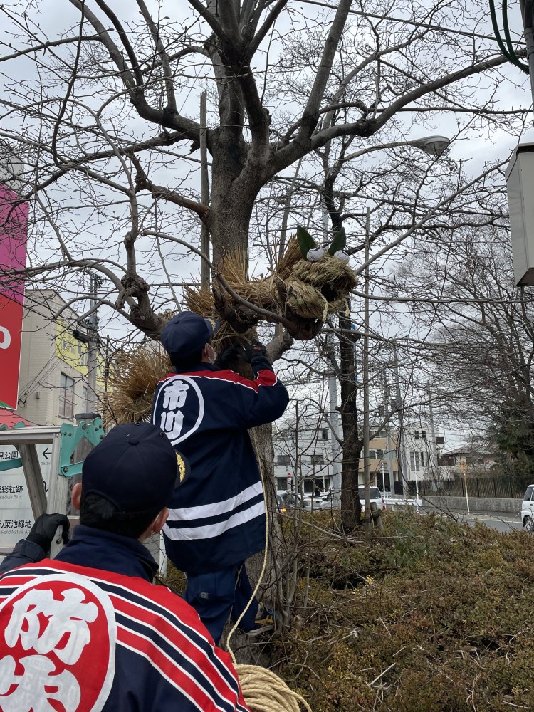 地域の人たちが協力し合いながら大蛇を祀っているところ。一年間風雨に耐えながら町を守ってくれる。