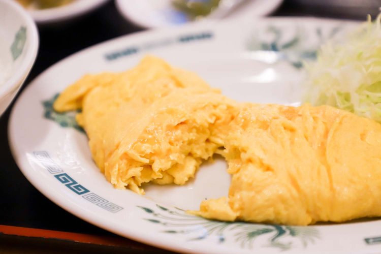 何層にも折り重なった断面。ふわふわな食感にごはんがすすむ。