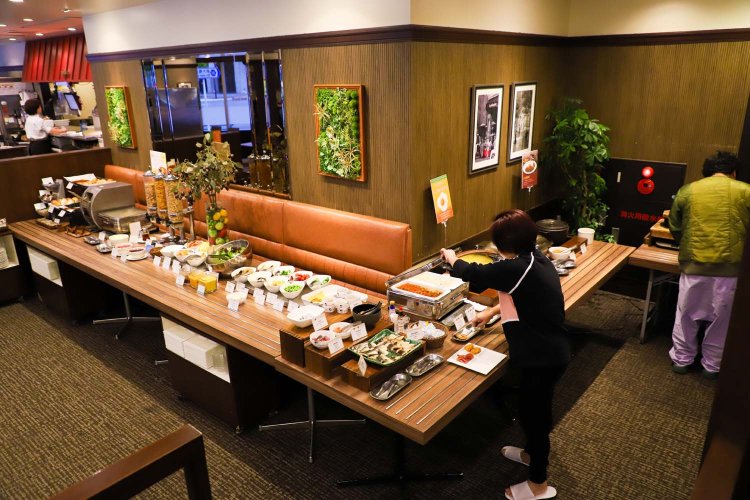 『ロイヤルホスト 八丁堀店』の店内。あれもこれも食べようとワクワク。