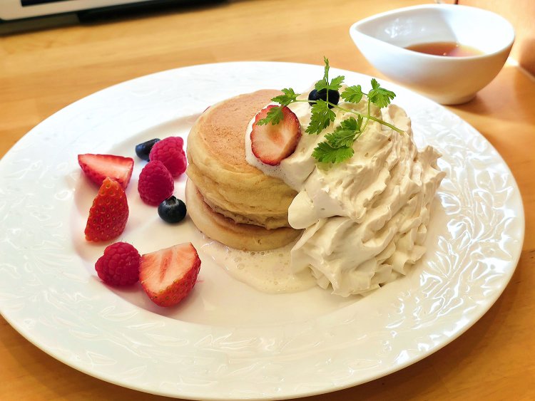 コメパンケーキ もっちりフルーツ1380円。