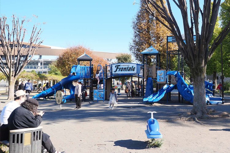 フロンターレ公園にはサッカーボールをモチーフにした遊具がたくさんあって楽しそう。