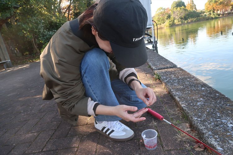 餌となる赤虫に針を突き刺すのが最初怖かった。が、すぐに慣れた。