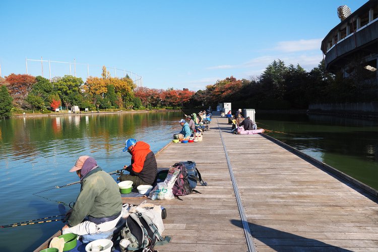 桟橋はヘラブナ狙いのガチ勢しかいない。自前の釣り道具や防寒具を揃えていた。