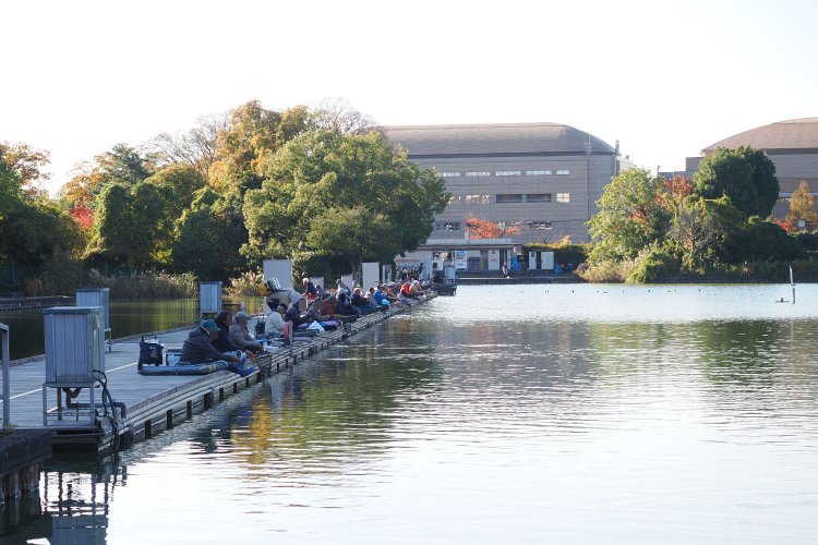 後ろのにぎやかなスタジアムと対照的に、静寂。