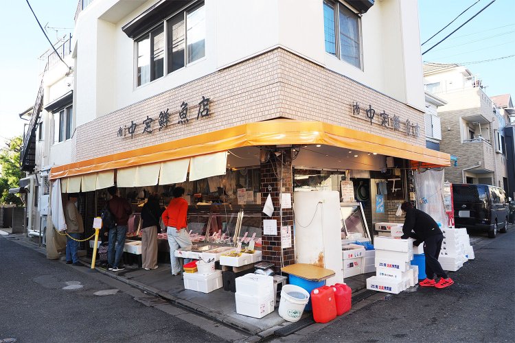周りにはほかに商店がないような住宅地にある『中定鮮魚店』。