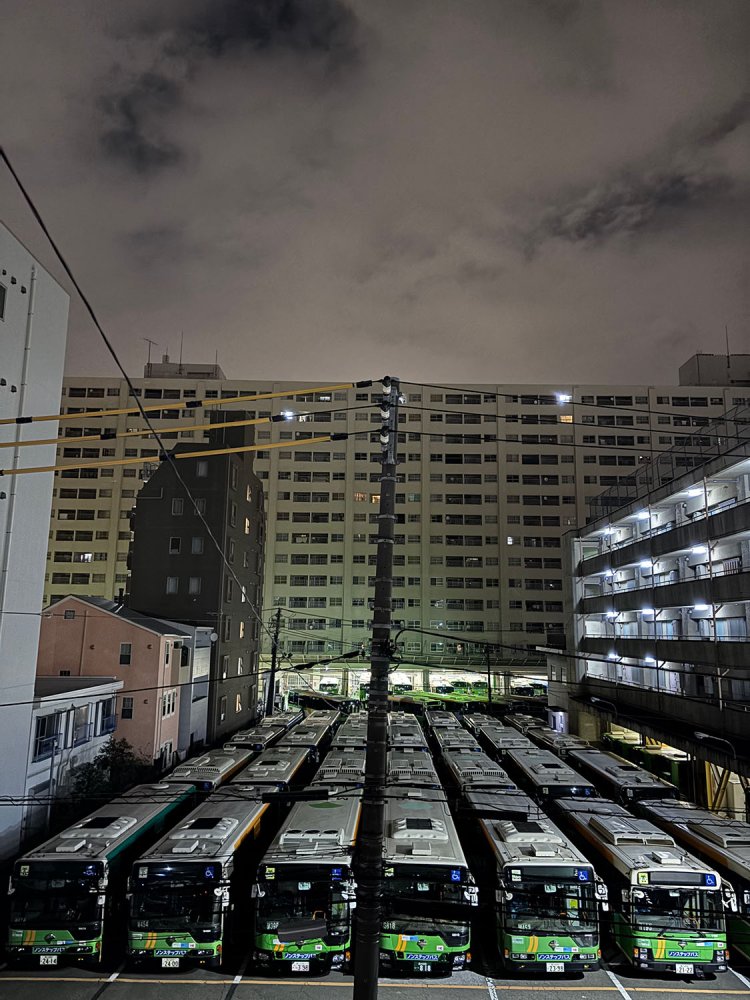 息を殺して眠るバスの群れを途中で見かけた。 深夜の街は怪異的景色にあふれている。