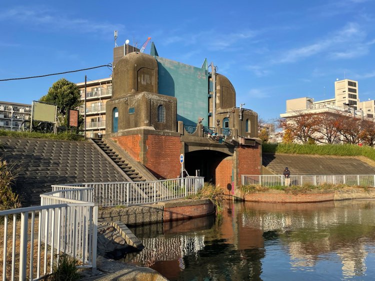 川の方から見た六郷水門。