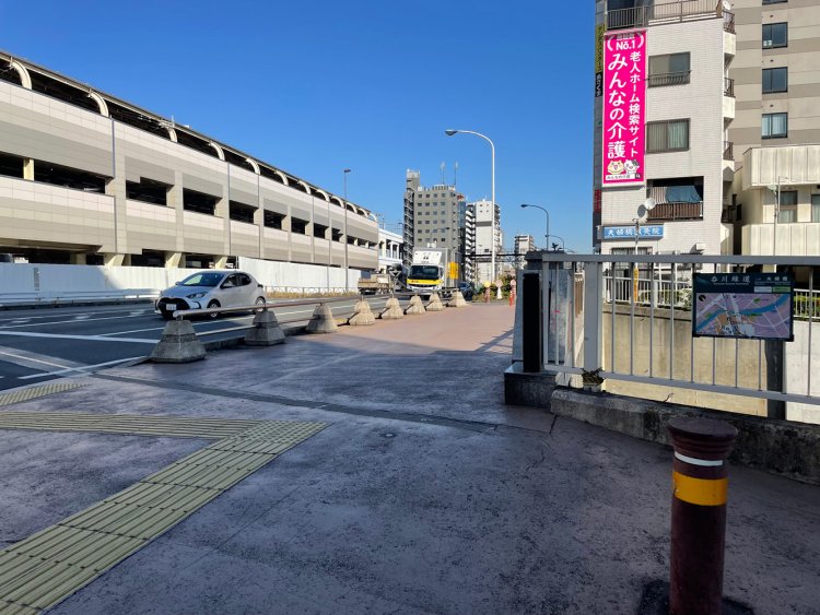 夫婦橋の上を走る第一京浜。