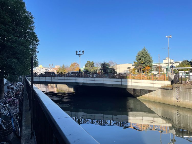 菖蒲（あやめ）橋。映画『シン・ゴジラ』でゴジラの第二形態（通称：蒲田くん）が呑川河口から遡上して上陸したのもこの菖蒲橋のあたりらしい。