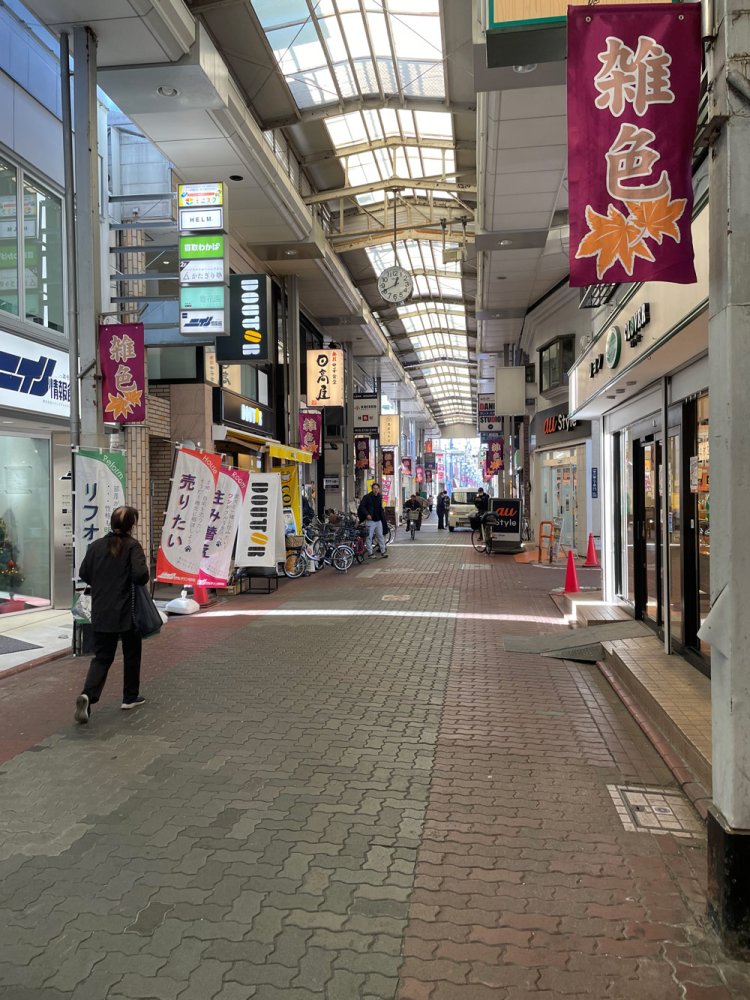 雑色商店街。地元葛飾の立石駅通り商店街を思い出す。