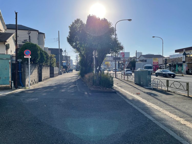 左が旧東海道、右が第一京浜。激しく逆光。