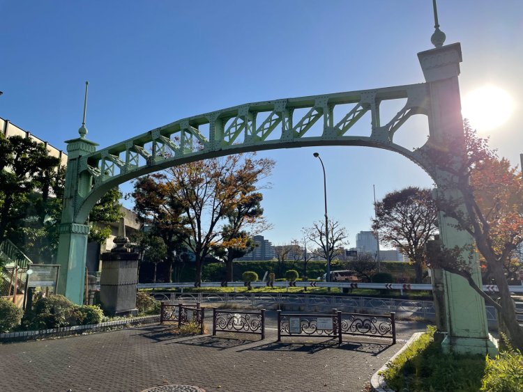 旧六郷橋の橋門。またも逆光。