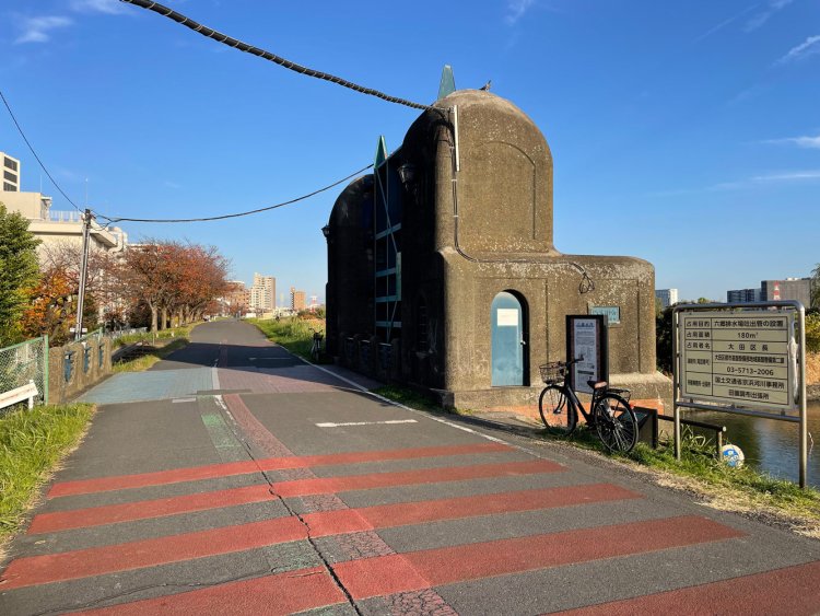 土手から見た六郷水門。