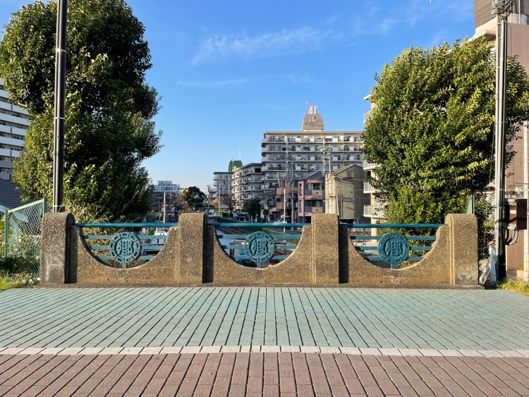 水門に架かる橋の高欄には「ロ」と「郷」で「六郷」をデザインした旧六郷町の町章が用いられている。この町章をプリントしたTシャツがあったらほしい。