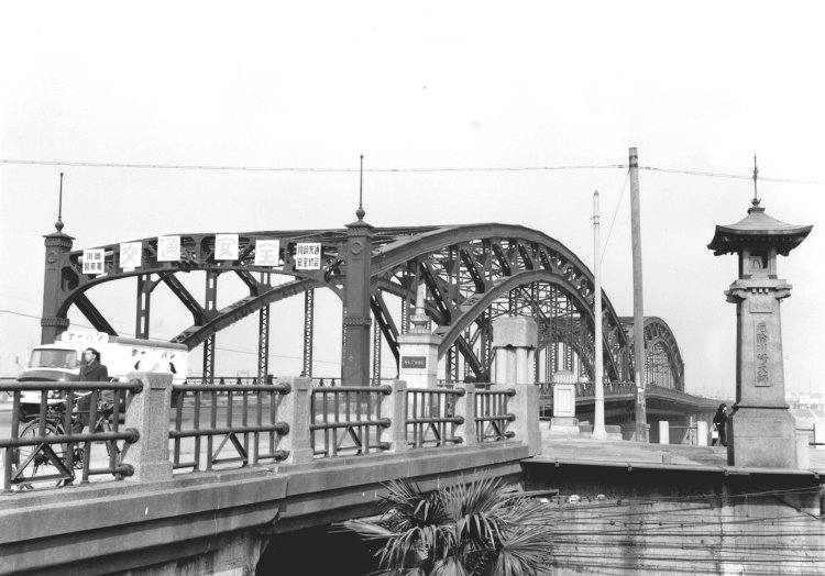 旧六郷橋（1960年撮影）。川崎警察署の文字が見えるので川崎市側から撮影されたものだろうか（写真提供＝大田区立郷土博物館）。