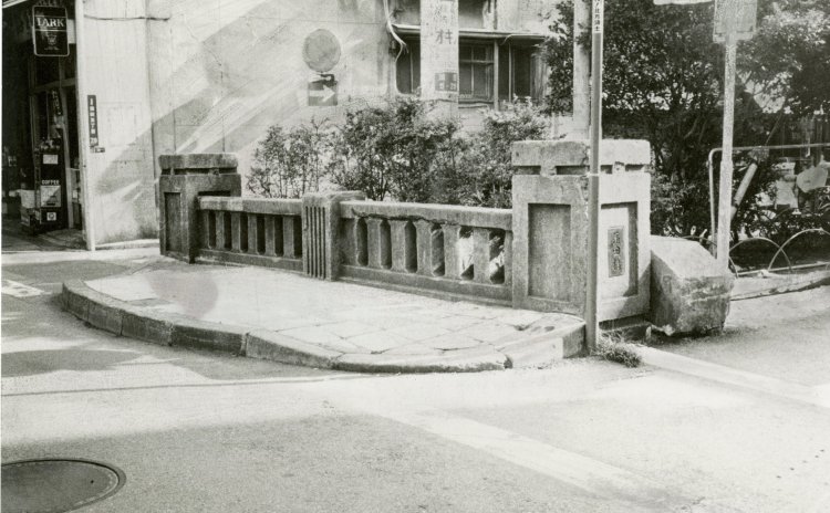 旧蒲田橋親柱。1984年、石原裕之氏撮影（写真提供＝大田区立郷土博物館）。逆川はすでに埋め立てられている。