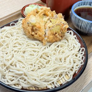 御成門『そば作』の自家製麺は冷でも温でも抜群にうまい。都心のワーカーに愛され続けてきた白くなまめかしいそばの秘密