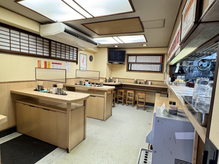 店内は立食いプラス椅子席。