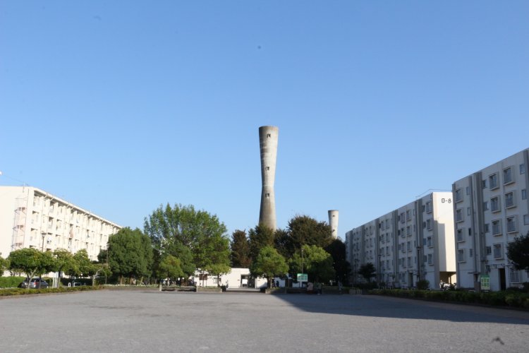 多摩川住宅と給水塔。