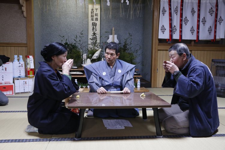 にらめっこをして酒を飲み干す！市川市の駒形大神社で「御奉謝」が1月20日に開催