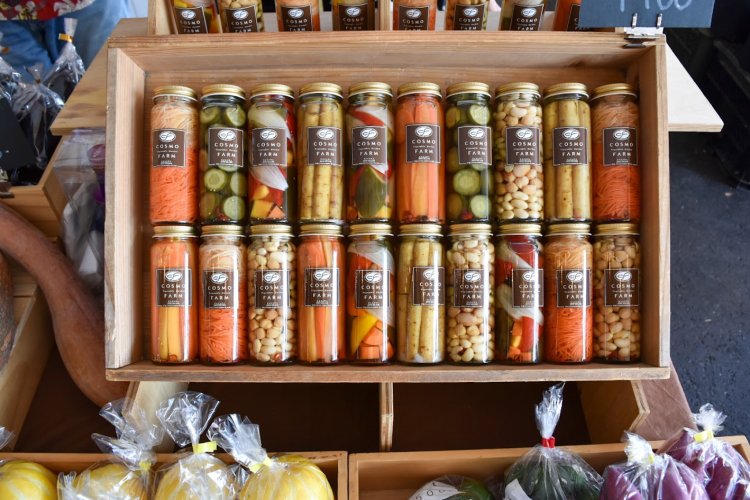 見た目もかわいいカラフルなピクルスが並ぶことも！