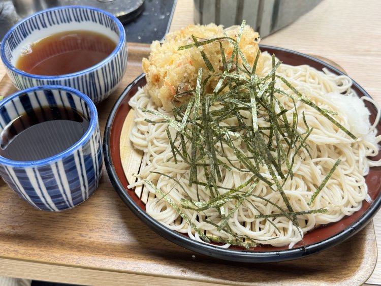 かき揚げざる大盛りで840円。ざるのかき揚げには、そばつゆとは別に天つゆ（写真奥）が付く細かさ。