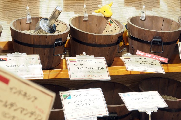 店内には生豆がずらり。