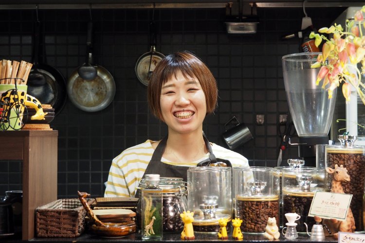 店のカウンターに立つ大原さん。