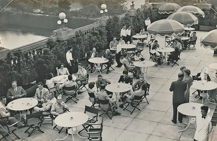 にぎわう「アメリカン・クラブ・オブ・トーキョー」の屋上（写真提供＝東京會舘）。