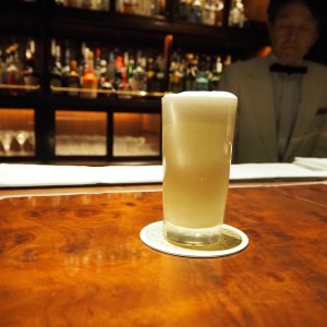 マッカーサーの目を盗み、将校たちが昼から飲むために生まれた會舘風ジンフィズ。丸の内『東京會舘メインバー』＜前編＞【街の昭和を食べ歩く】