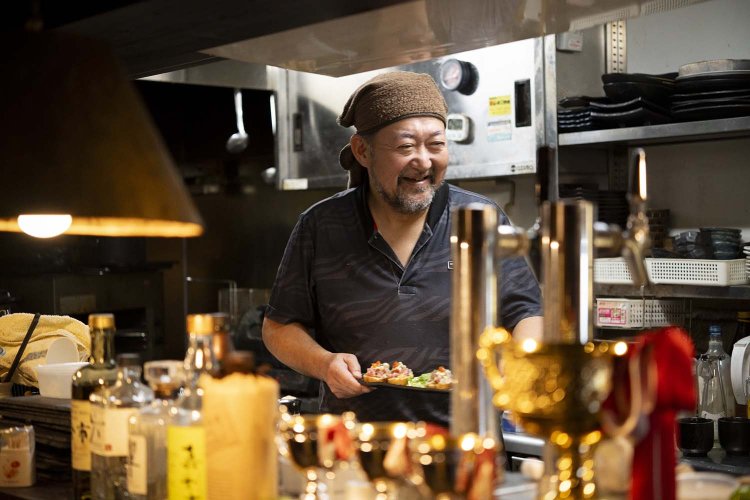 店主は農家出身。母の炊いたごはんのうまさが忘れられず土鍋ごはんを提供。
