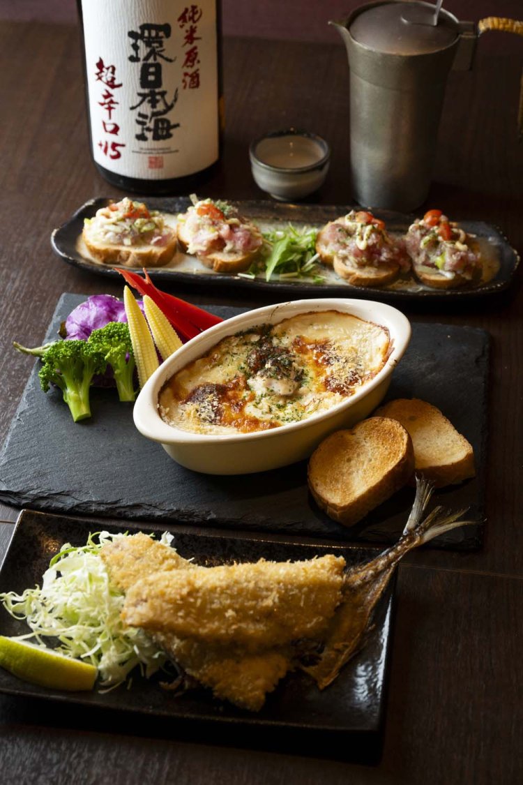 牡蠣と白子のグラタン1280円、ネギトロブルスケッタ620円など。